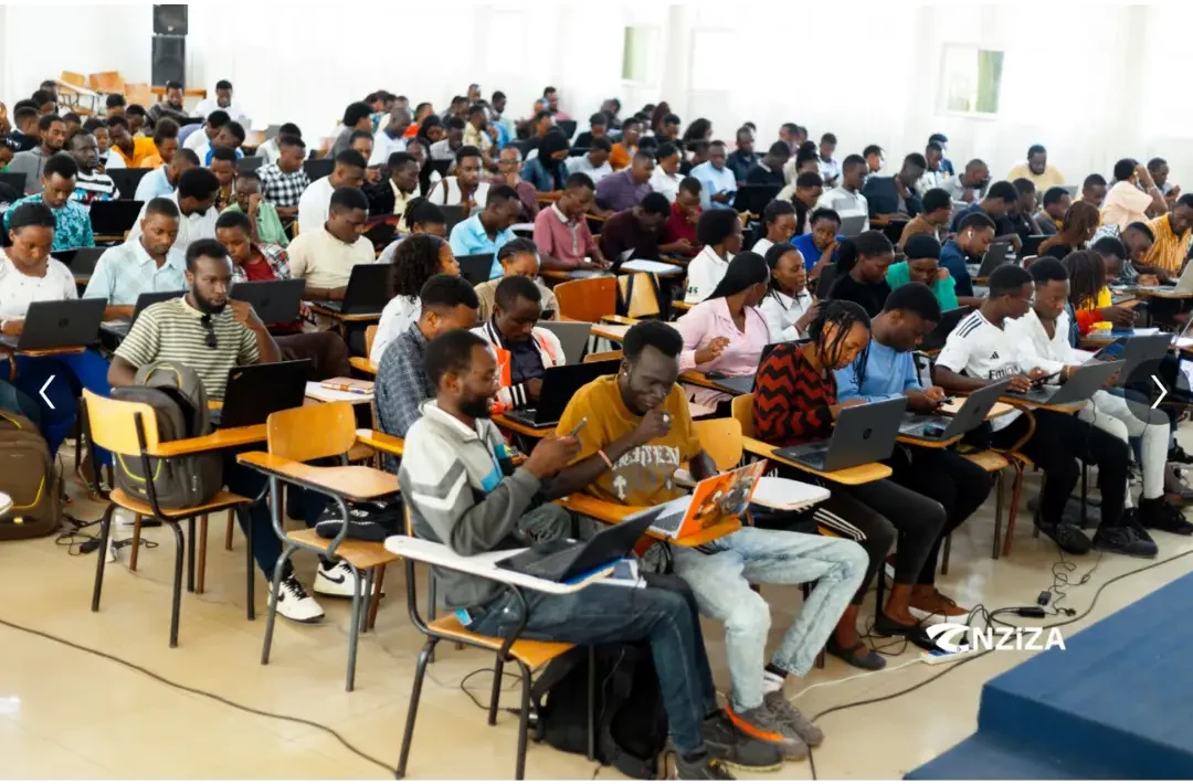 Estudiantes trabajando en laptops durante el Taller de ProtaStructure 2025.